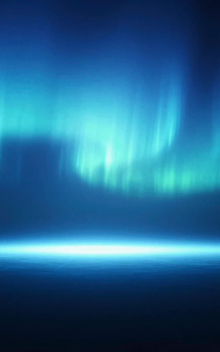 Aurora azul sobre un horizonte de luz en la oscuridad.